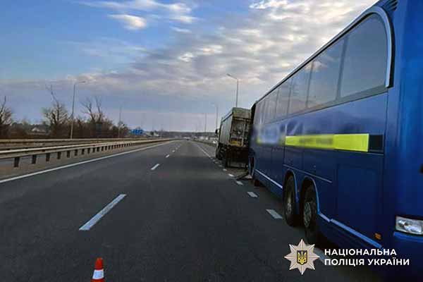 У Миргородському районі сталася аварія за участю автобуса та вантажівк
