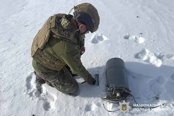 Вибухотехнік знешкоджує бойову частину БПЛА