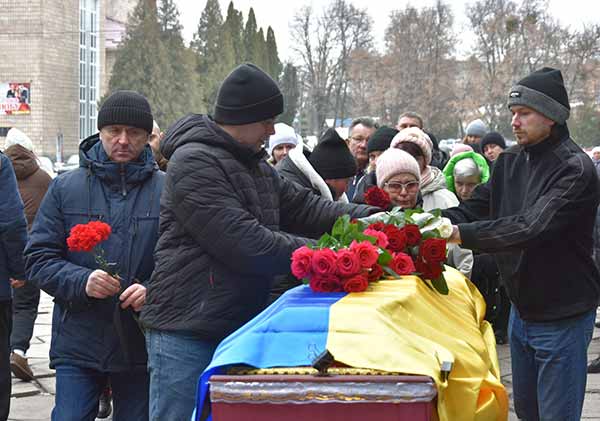 Упізнаного за ДНК воїна з Пирятина провели в останню путь