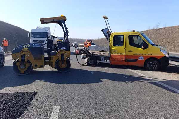 На Полтавщині тягач врізався у техніку дорожньої служби (...