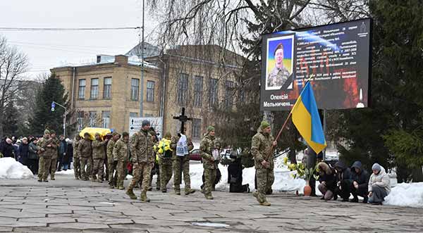 Упізнаного за ДНК воїна з Пирятина провели в останню путь