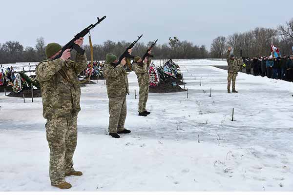 Упізнаного за ДНК воїна з Пирятина провели в останню путь