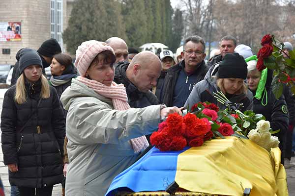 Упізнаного за ДНК воїна з Пирятина провели в останню путь