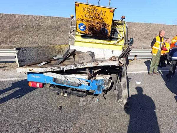 На Полтавщині тягач врізався у техніку дорожньої служби