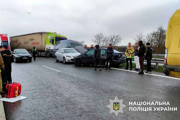 ДТП на трасі Київ—Харків—Довжанський: рух ускладнено (ФОТ...