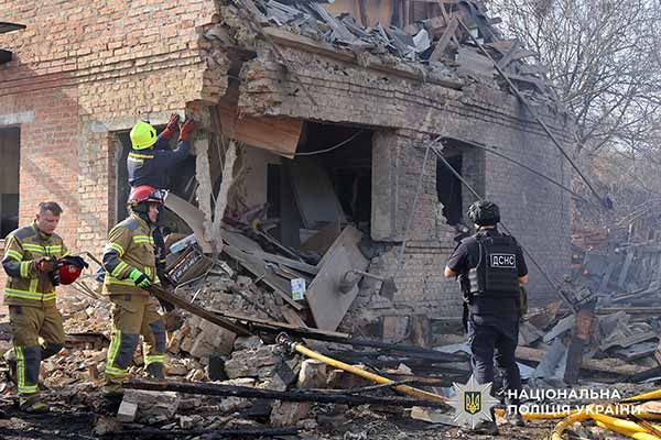 Поліція та СБУ документують наслідки ворожого обстрілу Полтави