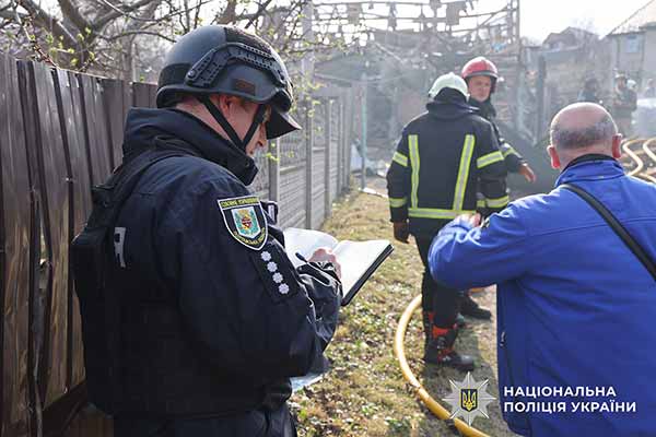 Поліція та СБУ документують наслідки ворожого обстрілу По...