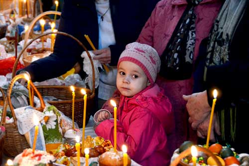  Православна Полтавщина за традицією святить головні пасхальні символи: паску, сир та яйця 