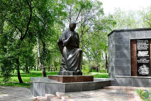  Мер Гребінки назвав <b>актом</b> вандалізму знищення мармурової плитки на Меморіалі Слави 