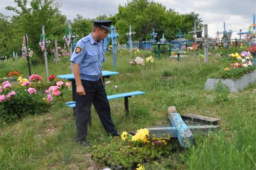 30-річний гребінківський вандал понищив на кладовищі 5 могил