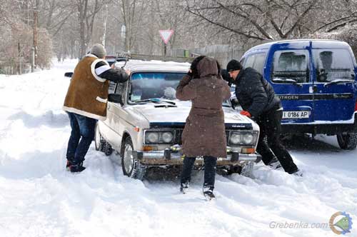  До уваги водіїв! ДАІ Полтавщини попереджає власників автотранспорту про сильні снігопади й особливості водіння в негоду 