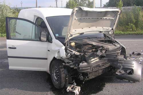  На Полтавщині водій «<b>Volkswagen</b> Caddy» виїхав на зустрічну смугу і зіткнувся з автомобілем «ЗАЗ-110206» 