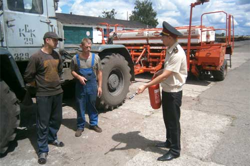  На Полтавщині <b>рятувальники</b> навчали працівників с/г підприємства правилам пожежної безпеки 