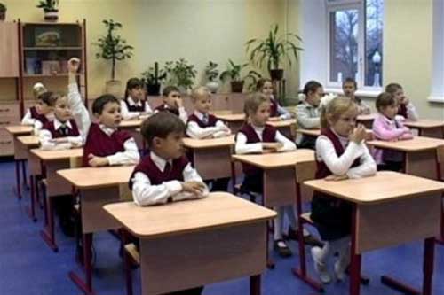 В полтавських школах діти-переселенці з Донбасу носять речі з символікою Росії