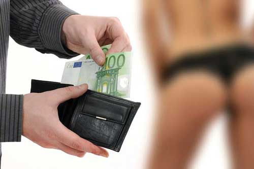 На Полтавщині чоловік «вибивав» гроші із хлопця за інтимні стосунки з його дружиною