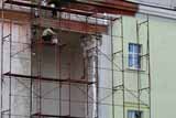  В Гребінці при реставруванні фасаду <b>Будинку</b> культури впав робітник з будівельних лісів 