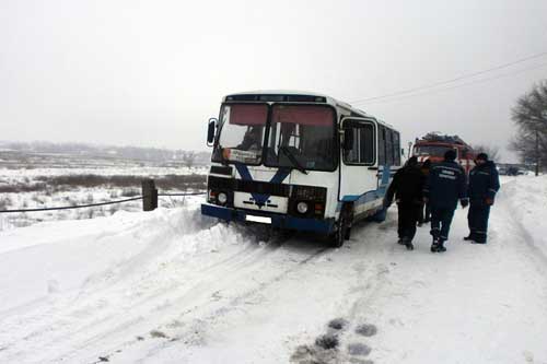 Гребінківські рятувальники відбуксирували пасажирський автобус зі снігового замету