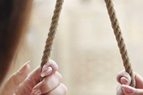 На Полтавщині шістнадцятирічна дівчина через нерозділене кохання покінчила життя самогубством