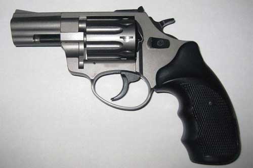 Двоє підлітків із сусіднього району викрали у Гребінці з <b>автівки</b> револьвер 