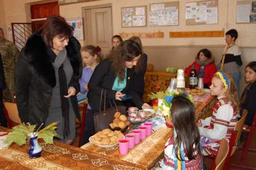 Гребінківські школярі провели благодійну ярмарку смаколиків на підтримку бійців АТО 