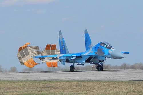  В Полтавській області військові льотчики на Су-27 відпрацьовують навички у веденні повітряних боїв 