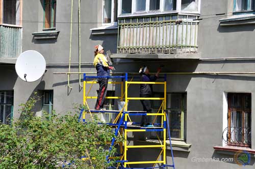 У центрі Гребінки ремонтують фасади будинків (ФОТО)