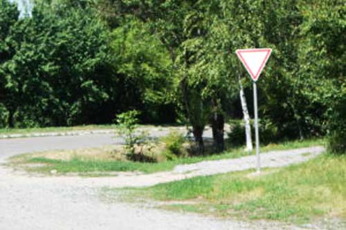 У Гребінці встановили шість дорожніх знаків “Дати дорогу”