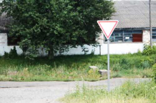 У Гребінці встановили шість дорожніх знаків “Дати дорогу”