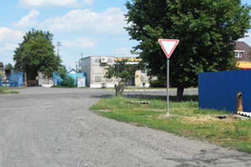 У Гребінці встановили шість дорожніх знаків “Дати дорогу”