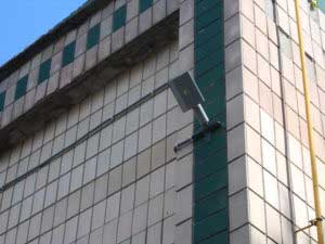 Встановлення вуличних світлодіодних ліхтарів на фасад будинку міської