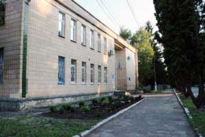 Встановлення вуличних світлодіодних ліхтарів на фасад будинку міської Встановлення вуличних світлодіодних ліхтарів на фасад будинку міської