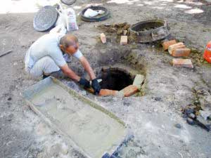 Ремонт горловин, заміна каналізаційних люків – (вул. Є. Гребінки)