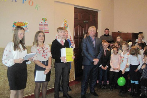 У Гребінці школярі провели благодійний ярмарок на підтримку воїнів АТО