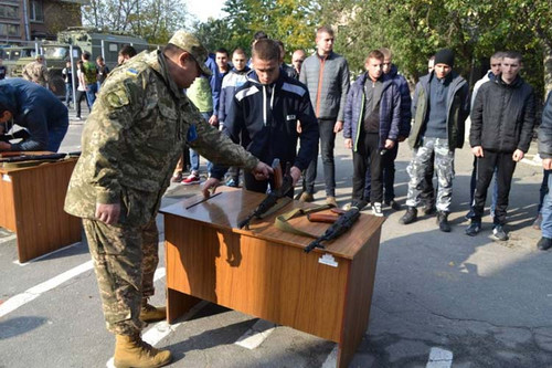 Перші призовники відправилися з Полтавського збірного пункту Перші призовники відправилися з Полтавського збірного пункту