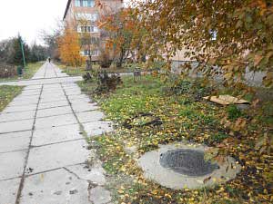 В Гребінці проводиться заміна люків на каналізаційних колодязях