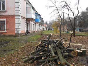 В Гребінці проводиться заміна люків на каналізаційних колодязях