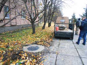 В Гребінці проводиться заміна люків на каналізаційних колодязях