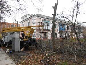 В Гребінці проводиться заміна люків на каналізаційних колодязях