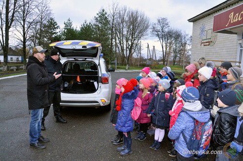 Школярам Гребінківщини роздали флікери для їх безпеки на дорогах