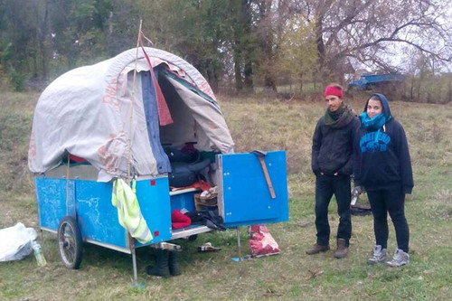 Двоє французів пішки йдуть через Пирятинщину на Москву