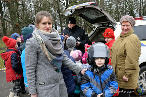 Школярам Гребінківщини роздали флікери для їх безпеки на дорогах