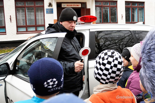 Школярам Гребінківщини роздали флікери для їх безпеки на дорогах