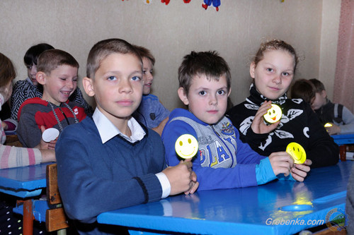 Школярам Гребінківщини роздали флікери для їх безпеки на дорогах