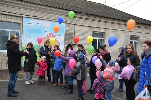У Лубнах дітей лікують сміхом
