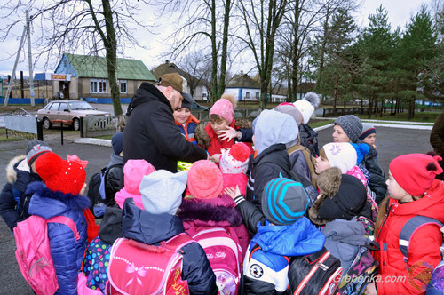 Школярам Гребінківщини роздали флікери для їх безпеки на дорогах