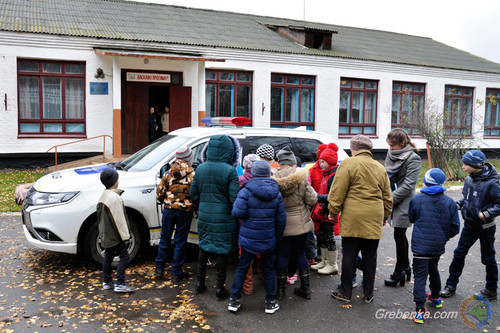 Школярам Гребінківщини роздали флікери для їх безпеки на дорогах