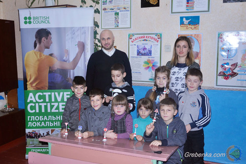 Школярам Гребінківщини роздали флікери для їх безпеки на дорогах