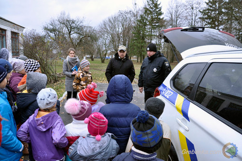 Школярам Гребінківщини роздали флікери для їх безпеки на дорогах