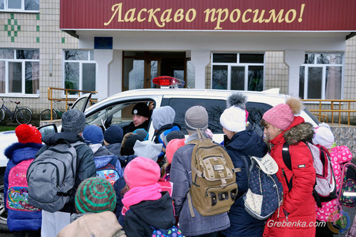 Школярам Гребінківщини роздали флікери для їх безпеки на дорогах