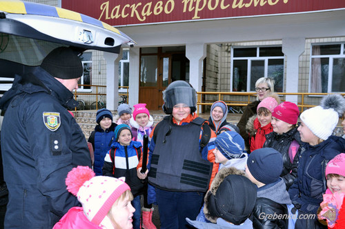 Школярам Гребінківщини роздали флікери для їх безпеки на дорогах